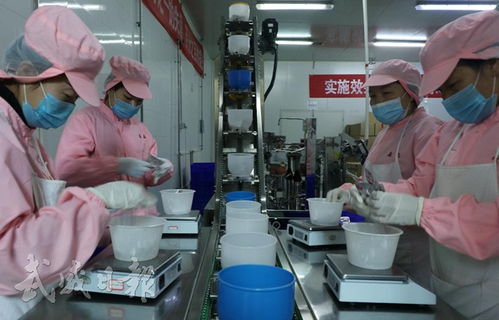 甘肃森泰食品员工分装牛肉干 规范操作保障食品安全与品质